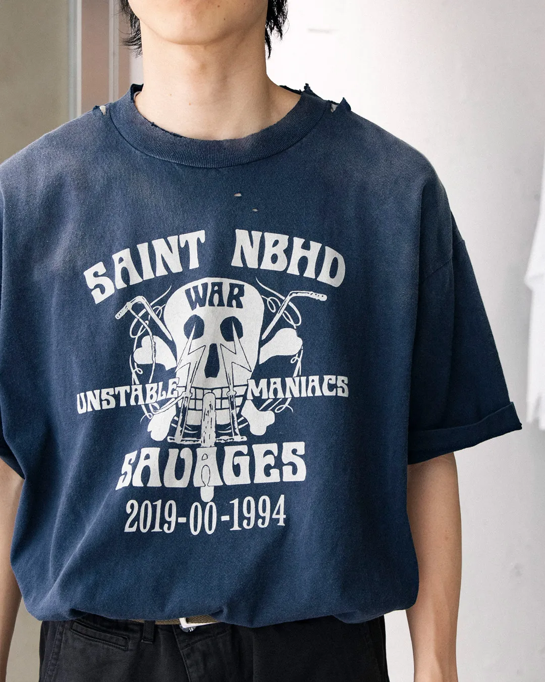 SAINT Mxxxxxx × NEIGHBORHOOD STHD . SS TEE SAINT NBHD/NVY NBHD Takizawa Shinsuke SAINT HOOD joint project Skeleton lightning destruction TEE Washed blue S-XL OE yarn tube weaving without side seam fabric Re-washed to make it distressed Cut and damaged treatment Ma Liu fading process Printing simulates natural distressed effect Correct version Customized joint main mark/wash mark/angel mark